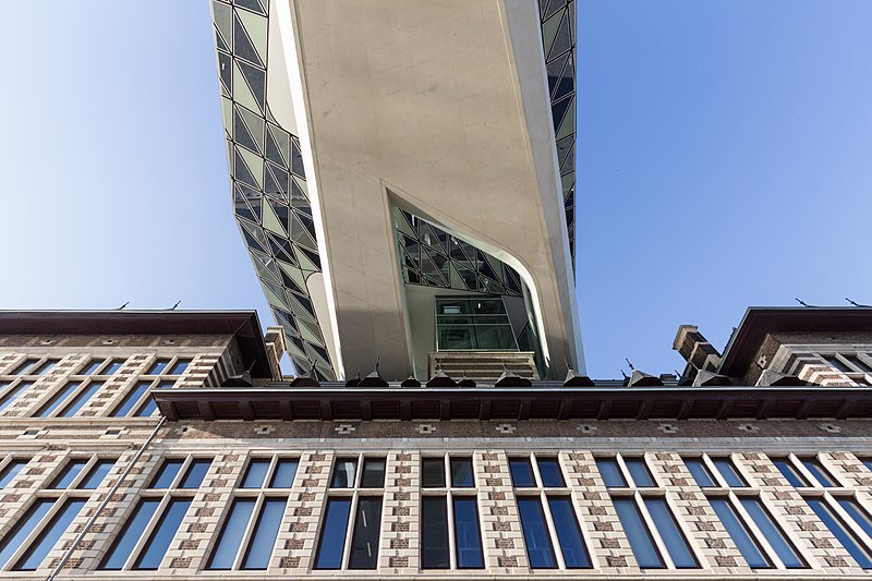 Le Havenhuis: une extension de bâtiment en forme de bateau de verre à Anvers Une extension de batiment en forme de bateau de verre a Anvers zaha hadid 6 Une-extension-de-batiment-en-forme-de-bateau-de-verre-a-Anvers-zaha-hadid-6