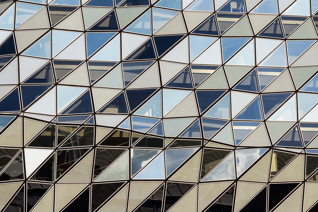 Le Havenhuis: une extension de bâtiment en forme de bateau de verre à Anvers Une extension de batiment en forme de bateau de verre a Anvers zaha hadid 8 Une-extension-de-batiment-en-forme-de-bateau-de-verre-a-Anvers-zaha-hadid-8