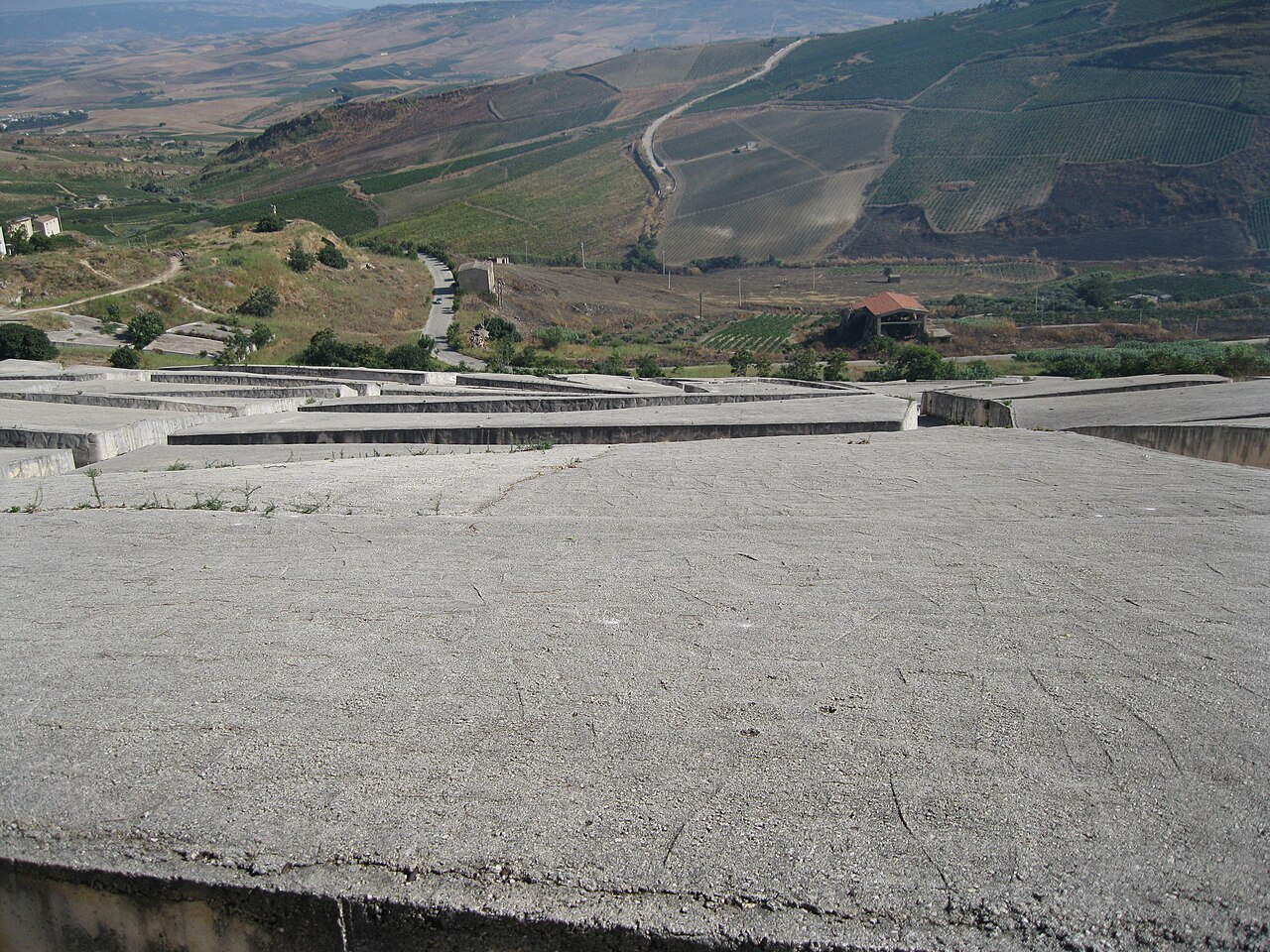 rues cretto di burri gibellina Vue rasante du Cretto di Burri avec les vallons siciliens en arrière-plan