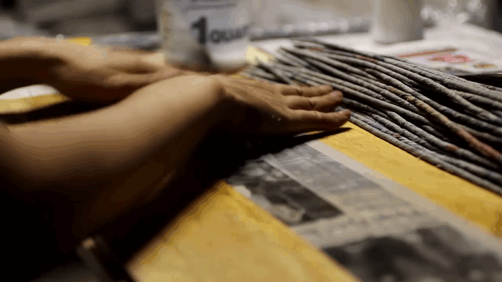 Chie Hitotsuyama roule du papier journal pour faire des sculptures incroyables Chie Hitotsuyama roule du papier journal pour faire des sculptures incroyables 4 chie-hitotsuyama-roule-du-papier-journal-pour-faire-des-sculptures-incroyables-4