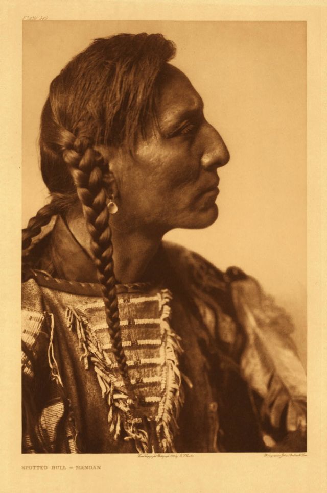 40 portraits d'amérindiens du début du 20ème siècle par Edward S. Curtis 40 portraits d amerindiens du debut du 20eme siecle par Edward S Curtis 38 40-portraits-d-amerindiens-du-debut-du-20eme-siecle-par-edward-s-curtis-38