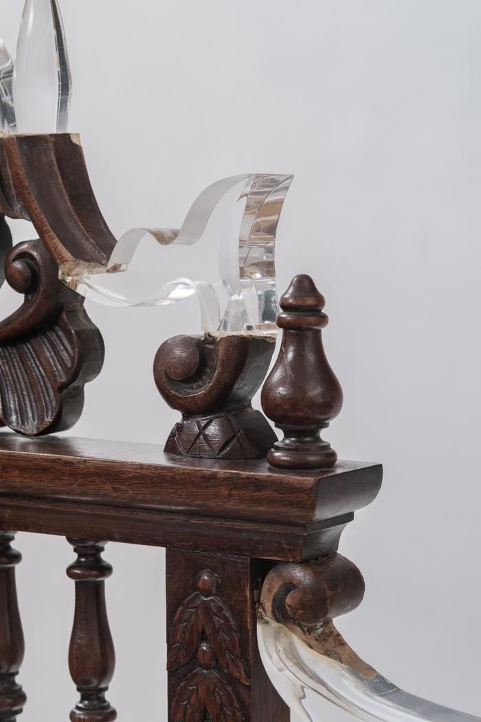 Des réparations de chaises de bois avec un matériau transparent reparations de chaises de bois avec un materiau transparent par Tatiane Freitas 3 reparations-de-chaises-de-bois-avec-un-materiau-transparent-par-Tatiane-Freitas-3