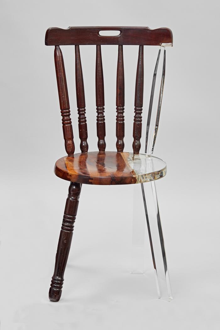Des réparations de chaises de bois avec un matériau transparent reparations de chaises de bois avec un materiau transparent par Tatiane Freitas 5 reparations-de-chaises-de-bois-avec-un-materiau-transparent-par-Tatiane-Freitas-5