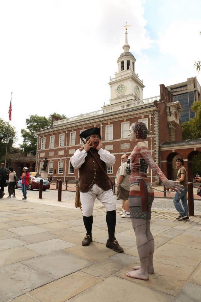 Bodypainting: des corps nus devant des monuments emblématiques américains par Trina Merry Body painting des corps nus devant des monuments emblematiques americains par Trina Merry 8 Body painting des corps nus devant des monuments emblematiques americains par Trina Merry 8