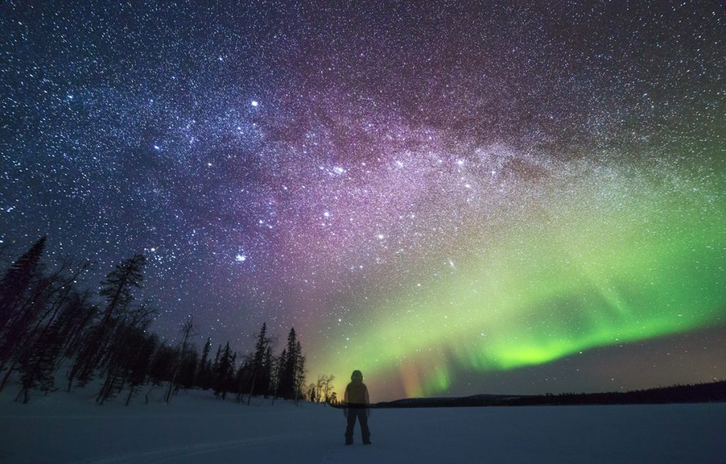 Des photos magiques de l'hiver en Finlande sous les aurores boréales par Tiina Törmänen Des photos magiques de l hiver en Finlande sous les aurores boreales par Tiina Tormanen 8 Stargazing
