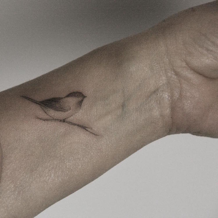 Les délicats tatouages de fleurs et d'animaux minimalistes de Lindsay April delicats tatouages de fleurs et d animaux minimalistes par Lindsay Asselstine 12 delicats tatouages de fleurs et d animaux minimalistes par Lindsay Asselstine 12