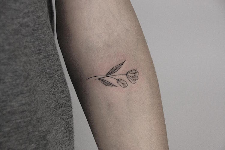 Les délicats tatouages de fleurs et d'animaux minimalistes de Lindsay April delicats tatouages de fleurs et d animaux minimalistes par Lindsay Asselstine 2 delicats tatouages de fleurs et d animaux minimalistes par Lindsay Asselstine 2