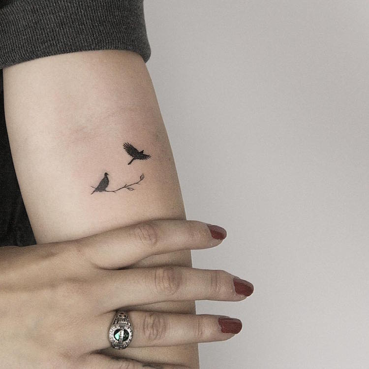 Les délicats tatouages de fleurs et d'animaux minimalistes de Lindsay April delicats tatouages de fleurs et d animaux minimalistes par Lindsay Asselstine 5 delicats tatouages de fleurs et d animaux minimalistes par Lindsay Asselstine 5
