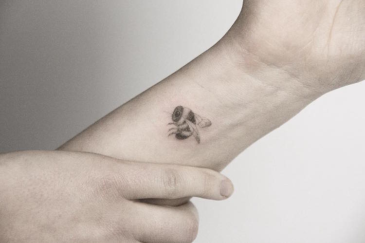Les délicats tatouages de fleurs et d'animaux minimalistes de Lindsay April delicats tatouages de fleurs et d animaux minimalistes par Lindsay Asselstine 7 delicats tatouages de fleurs et d animaux minimalistes par Lindsay Asselstine 7