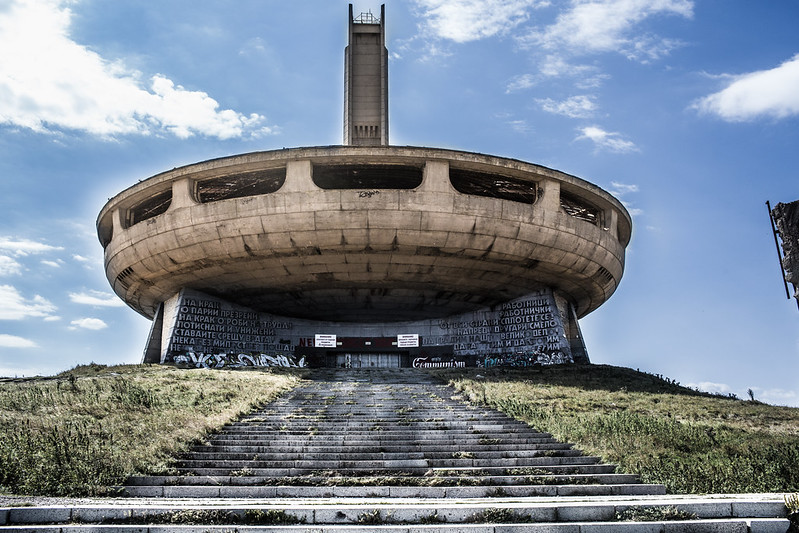 13 immeubles diaboliques, parfaites bases de super villains 13 immeubles diaboliques parfaites bases de super villains 4 buzludzha bulgarie 13-immeubles-diaboliques-parfaites-bases-de-super-villains-4-buzludzha-bulgarie