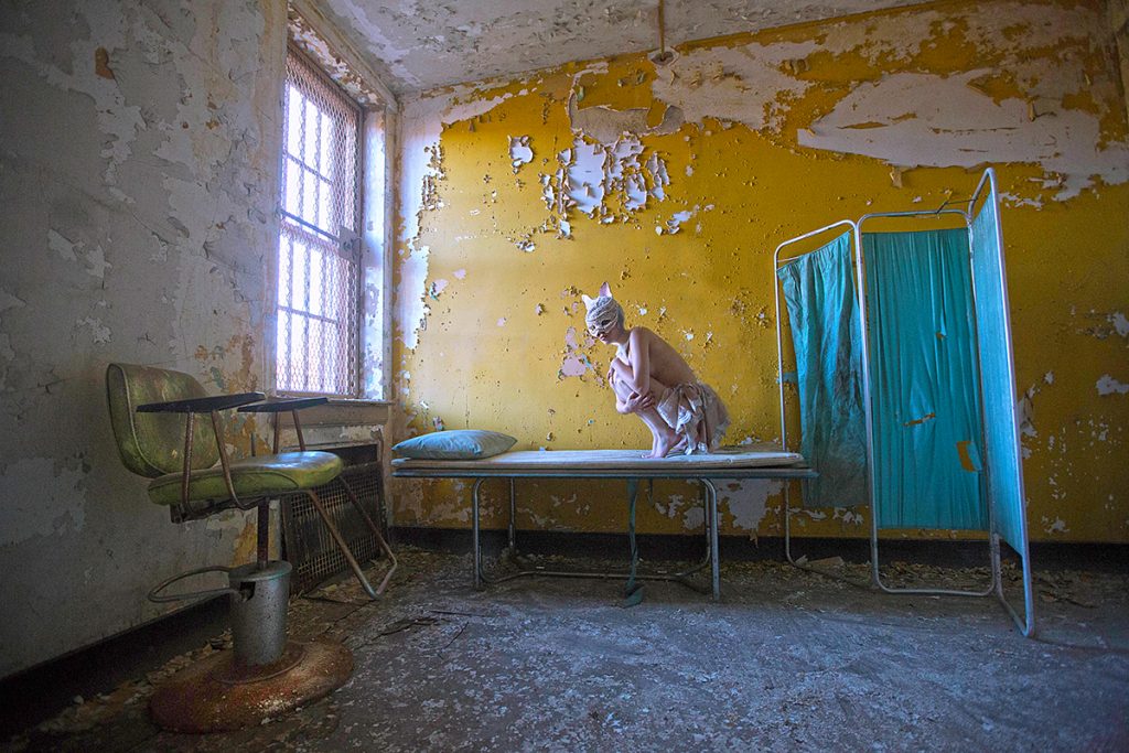 Karen Jerzyk transforme les endroits abandonnés en mondes fantastiques Karen Jerzyk transforme les endroits abandonnes en mondes fantastiques 20 Karen-Jerzyk-transforme-les-endroits-abandonnes-en-mondes-fantastiques-20