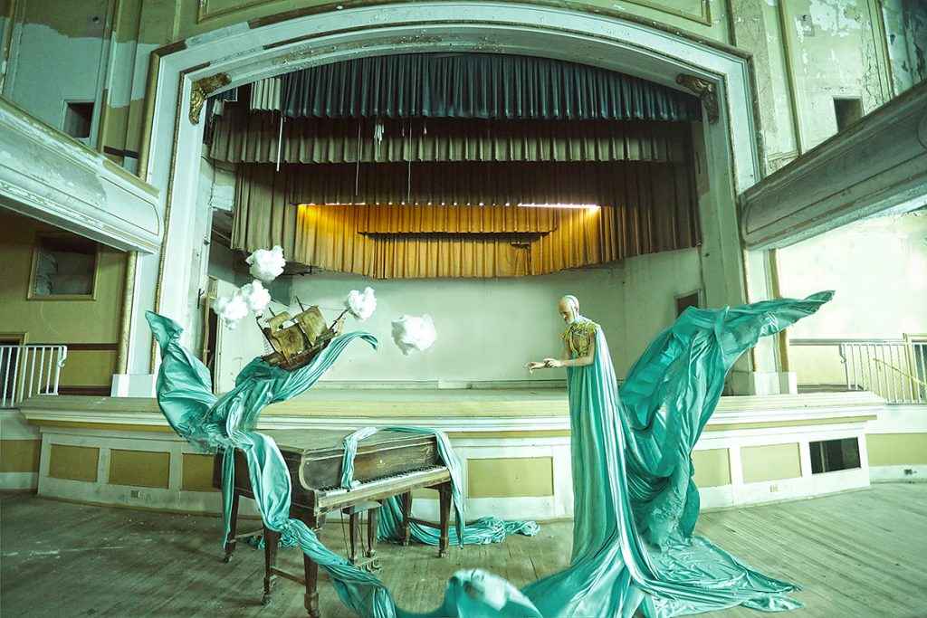 Karen Jerzyk transforme les endroits abandonnés en mondes fantastiques Karen Jerzyk transforme les endroits abandonnes en mondes fantastiques 3 Karen-Jerzyk-transforme-les-endroits-abandonnes-en-mondes-fantastiques-3