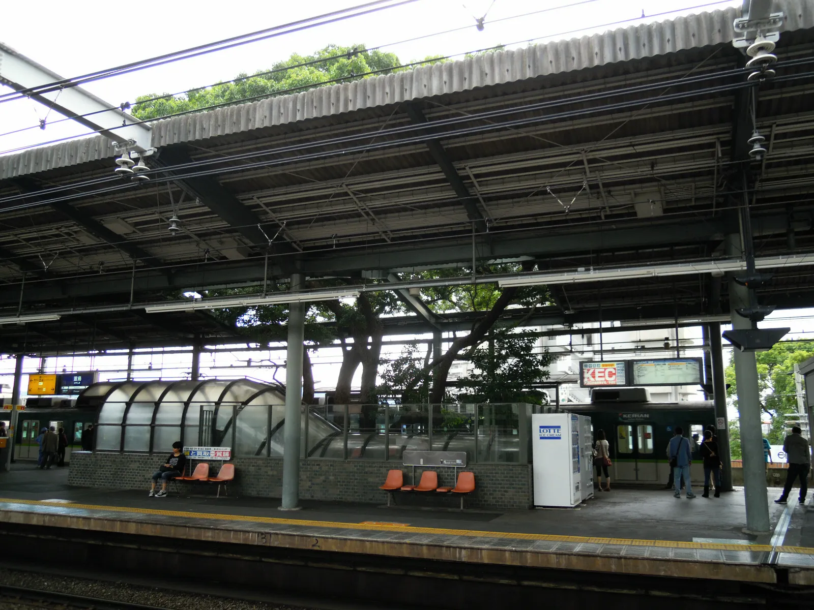 Kayashima, la gare construite autour d'un arbre de 700 ans Kayashima la gare construite autour d un arbre de 700 ans 4 Kayashima-la-gare-construite-autour-d-un-arbre-de-700-ans-4