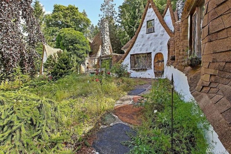 La maison de Blanche-Neige est à vendre La maison de Blanche Neige est a vendre 4 La maison de Blanche Neige est a vendre 4