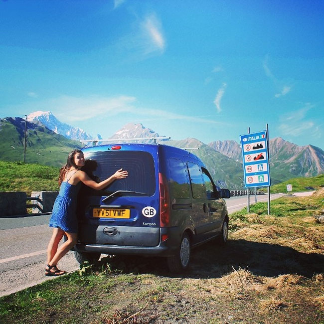 Elle transforme un vieux Kangoo en camping car pour voyager avec son chien La voyageuse italienne Marina Piro a transforme un un vieux kangoo en camping car pour pouvoir voyager avec son chien Odie 4 La voyageuse italienne Marina Piro a transforme un un vieux kangoo en camping car pour pouvoir voyager avec son chien Odie 4