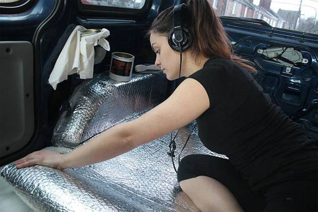 Elle transforme un vieux Kangoo en camping car pour voyager avec son chien La voyageuse italienne Marina Piro a transforme un un vieux kangoo en camping car pour pouvoir voyager avec son chien Odie 8 La voyageuse italienne Marina Piro a transforme un un vieux kangoo en camping car pour pouvoir voyager avec son chien Odie 8