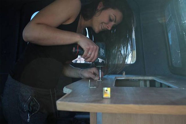 Elle transforme un vieux Kangoo en camping car pour voyager avec son chien La voyageuse italienne Marina Piro a transforme un un vieux kangoo en camping car pour pouvoir voyager avec son chien Odie 9 La voyageuse italienne Marina Piro a transforme un un vieux kangoo en camping car pour pouvoir voyager avec son chien Odie 9