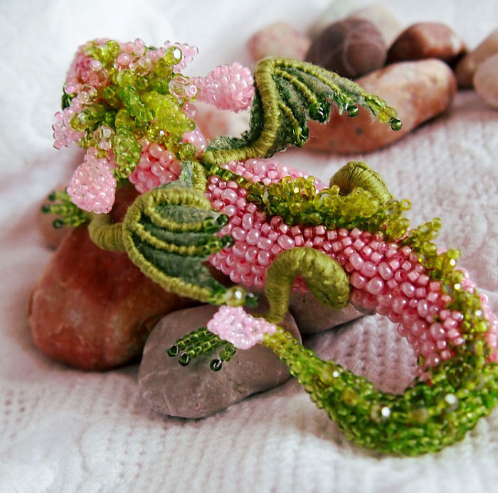 Les broches de dragons en perles de Alyona Lytvin Les broches de dragons en perles de Alyona Lytvin broderie 16 Les broches de dragons en perles de Alyona Lytvin broderie 16
