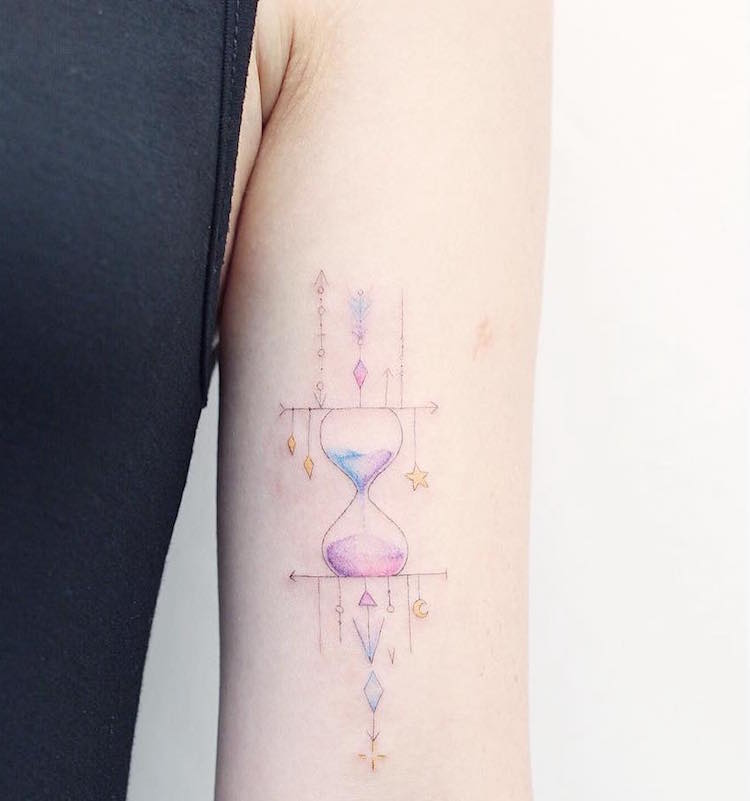 Les délicats tatouages pastels de Mini Lau Les delicats tatouages pastels de Mini Lau 9 sablier Les délicats tatouages pastels de Mini Lau sablier
