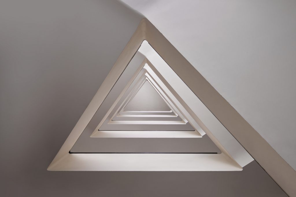 Les photos hypnotisantes des escaliers en colimaçon de Budapest par Balint Alovits Les photos hypnotisantes des escaliers en colimacon de Budapest par Balint Alovits 13 Les-photos-hypnotisantes-des-escaliers-en-colimacon-de-Budapest-par-Balint-Alovits-13