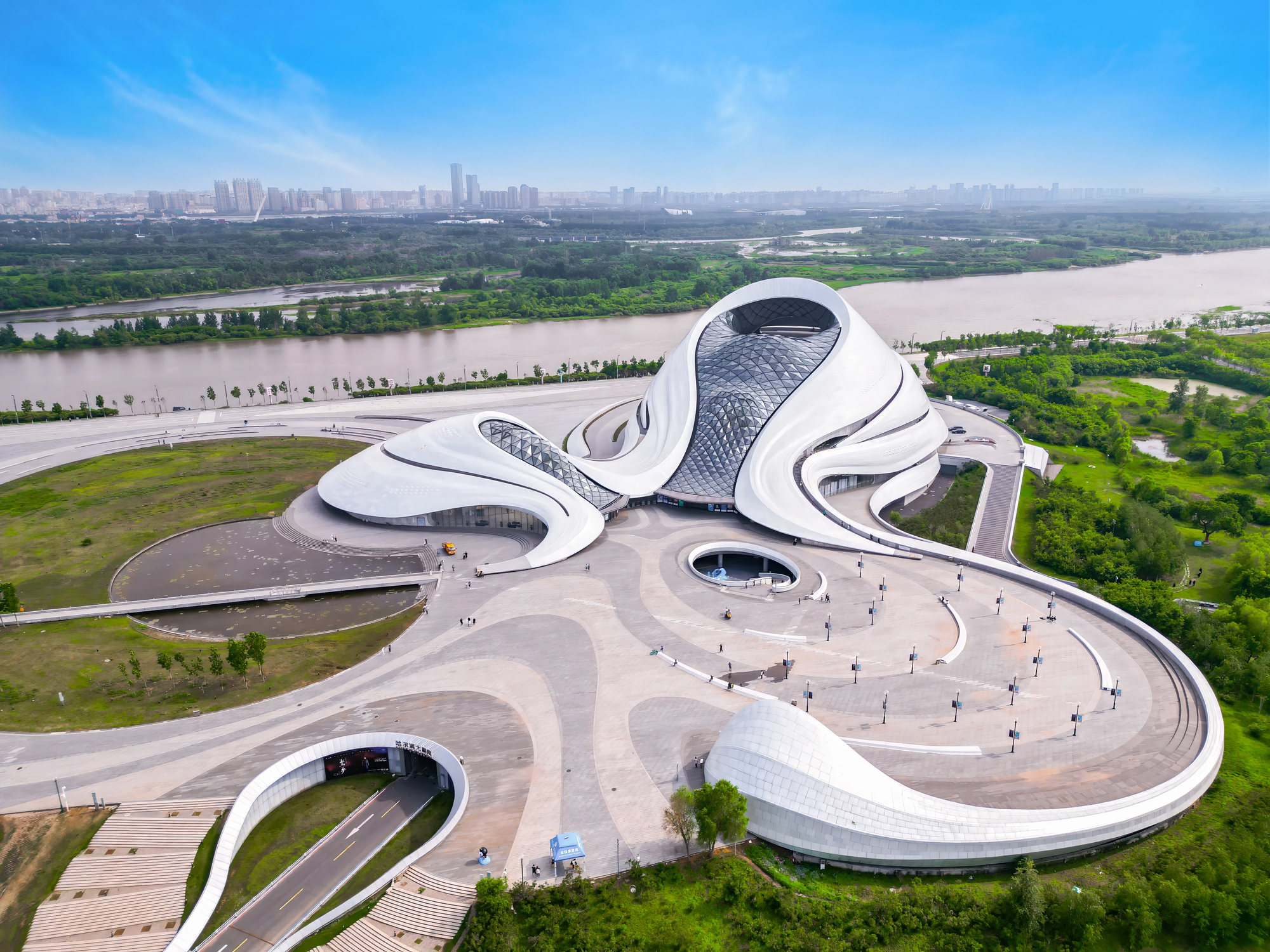 Harbin Opera House vu du ciel Vue aérienne du Harbin Opera House et de ses courbes blanches en Chine