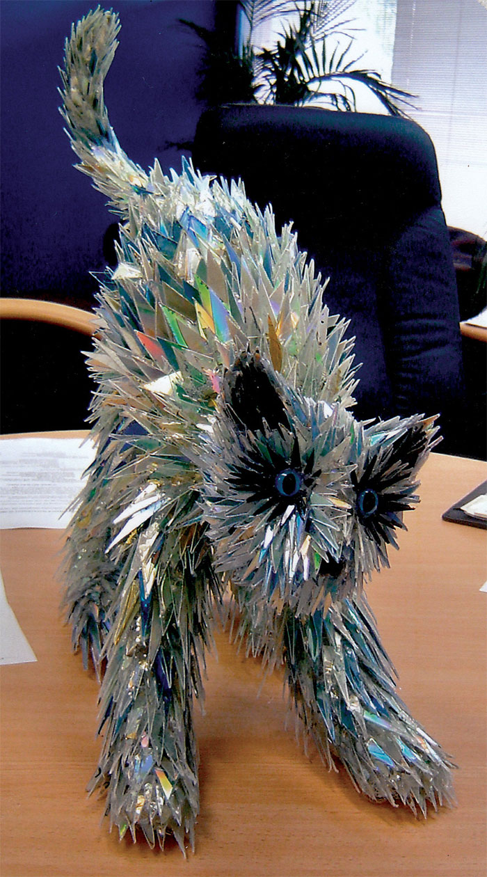 Sean Avery transforme les vieux CD en sculptures d'animaux les transformations de vieux CD en sculptures d animaux de Sean Avery 17 les transformations de vieux CD en sculptures d animaux de Sean Avery 17