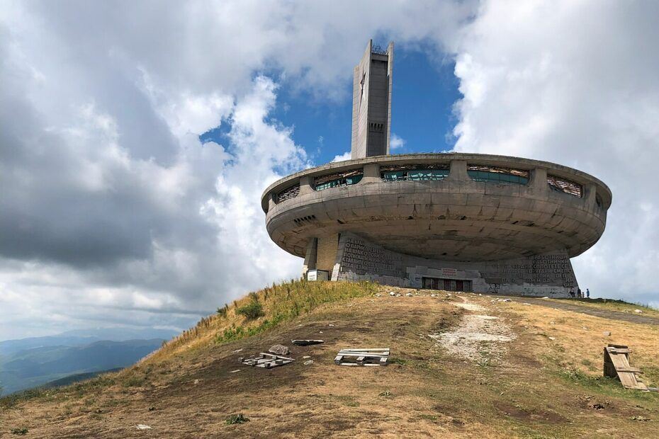 13 immeubles diaboliques, parfaits pour des bases de super-vilains monument bouzloudja bulgarie Monument de Bouzloudja en Bulgarie, bâtiment monumental aux allures de base de super-vilain
