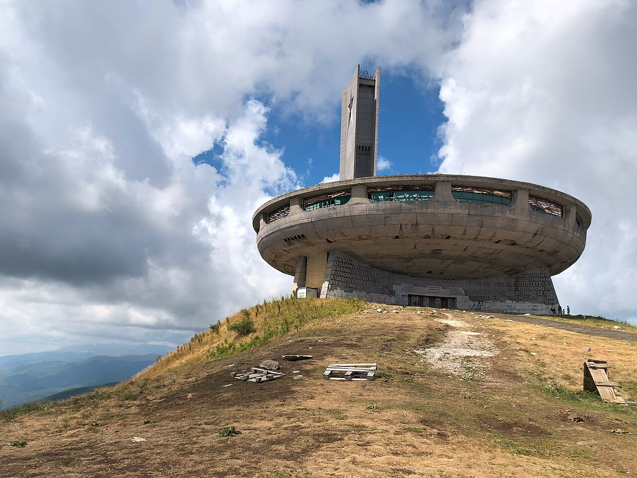 Monument de Bouzloudja en Bulgarie Monument de Bouzloudja en Bulgarie, bâtiment monumental aux allures de base de super-vilain