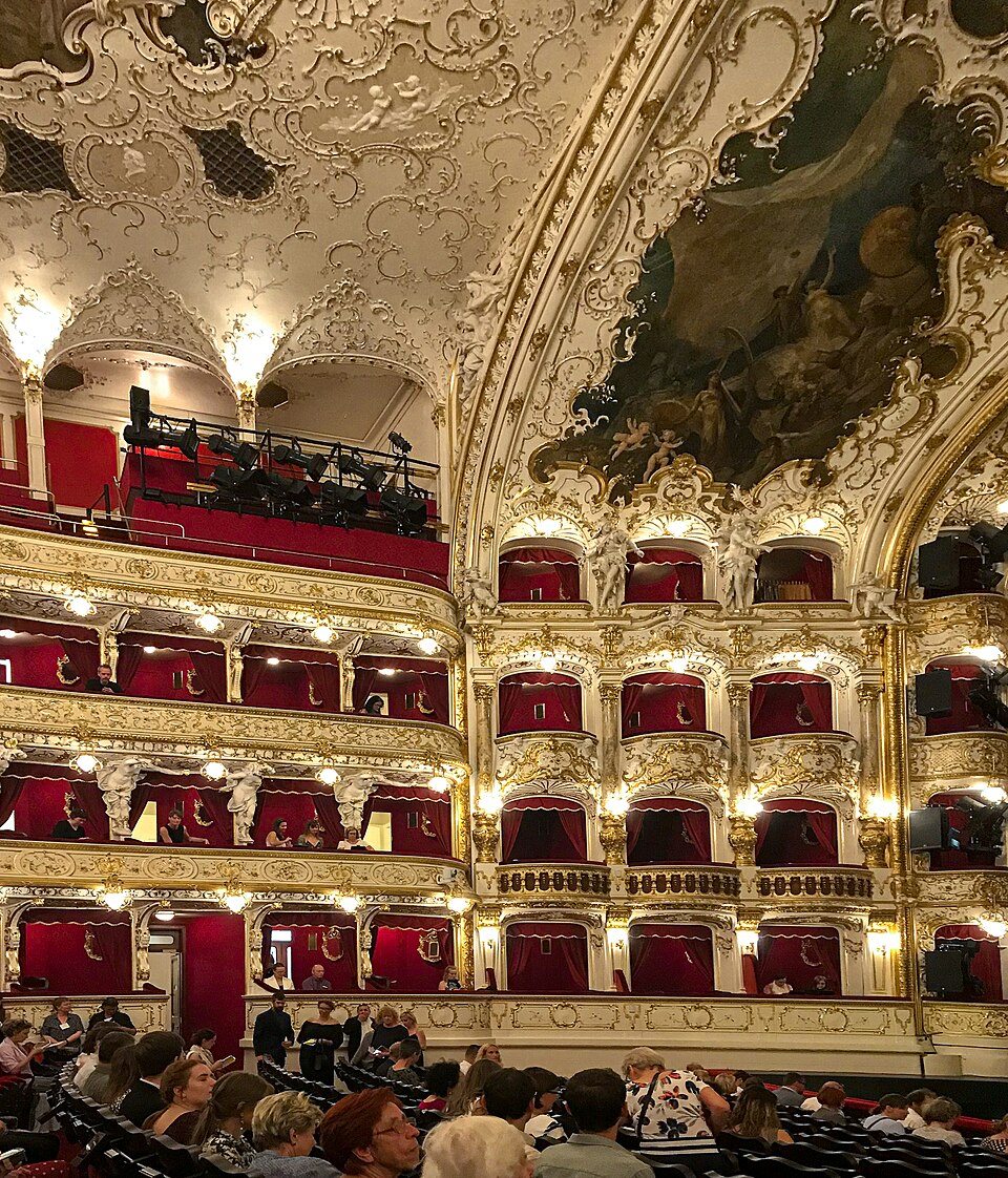Intérieur de l’Opéra d’État de Prague Intérieur richement décoré de l’Opéra d’État de Prague