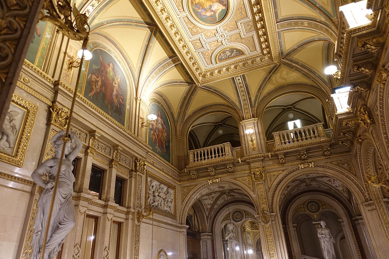 Intérieur de l’Opéra d’État de Vienne Intérieur de l’Opéra d’État de Vienne avec ses balcons et ses dorures
