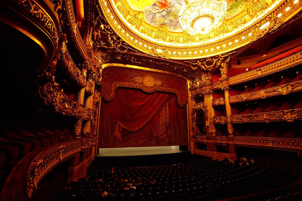 Intérieur du Palais Garnier à Paris Intérieur du Palais Garnier à Paris avec ses ors et ses balcons