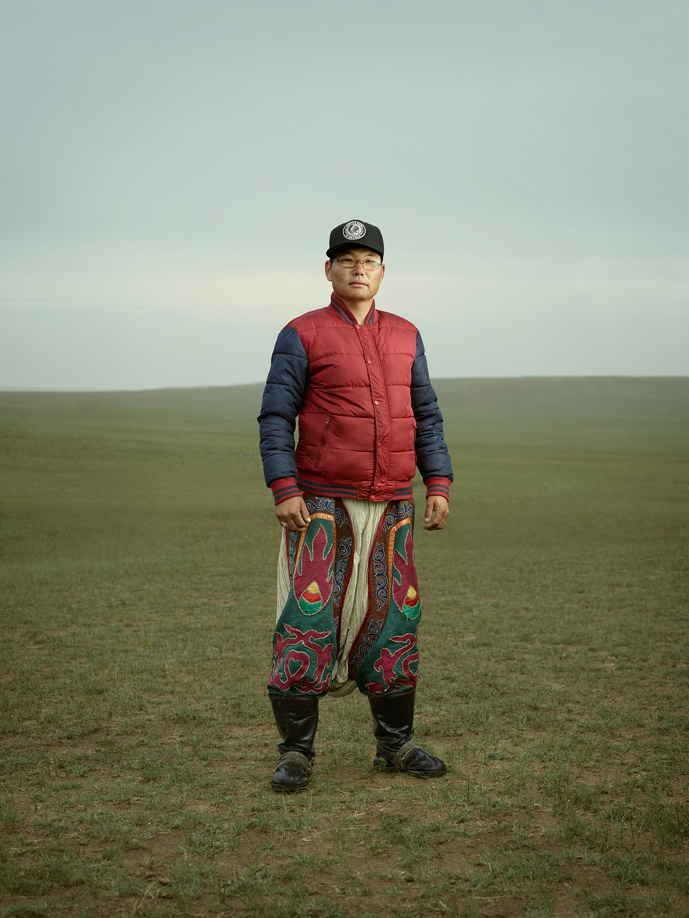 Des portraits de lutteurs mongoles dans les prairies de Mongolie portraits de lutteurs mongoles dans les prairies de Mongolie par Ken Hermann gem 9 portraits-de-lutteurs-mongoles-dans-les-prairies-de-Mongolie-par-Ken-Hermann-gem-9