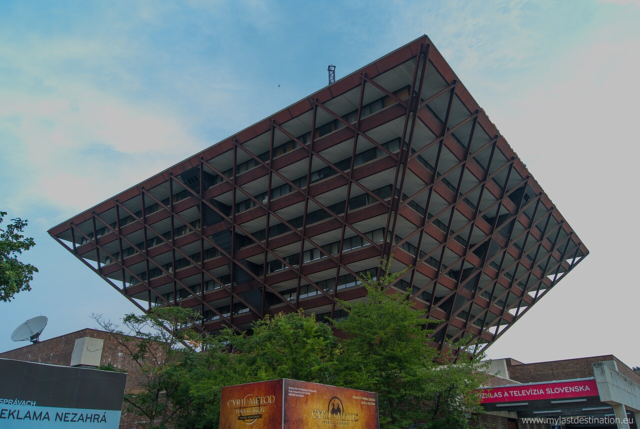 Radio slovaque de Bratislava en pyramide inversée Immeuble de la radio slovaque à Bratislava en forme de pyramide inversée