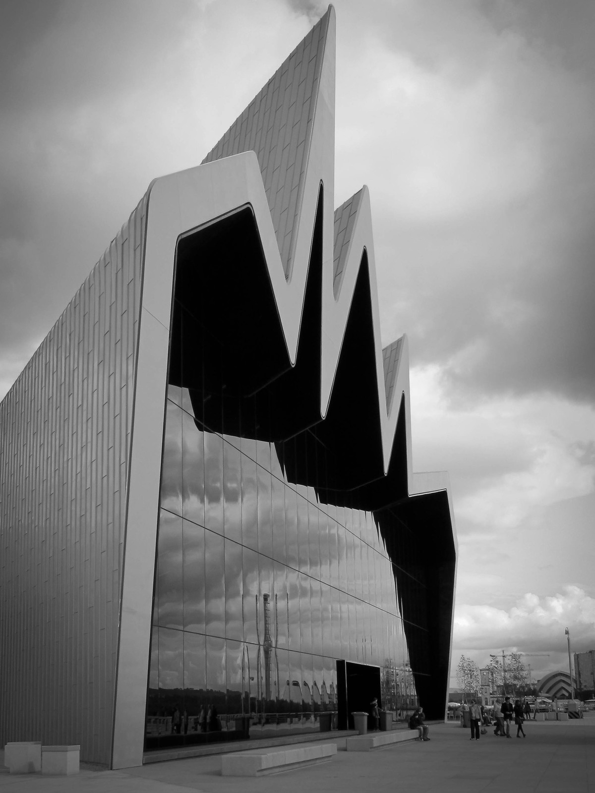 Riverside Museum de Glasgow par Zaha Hadid Riverside Museum de Glasgow conçu par Zaha Hadid au bord de la Clyde