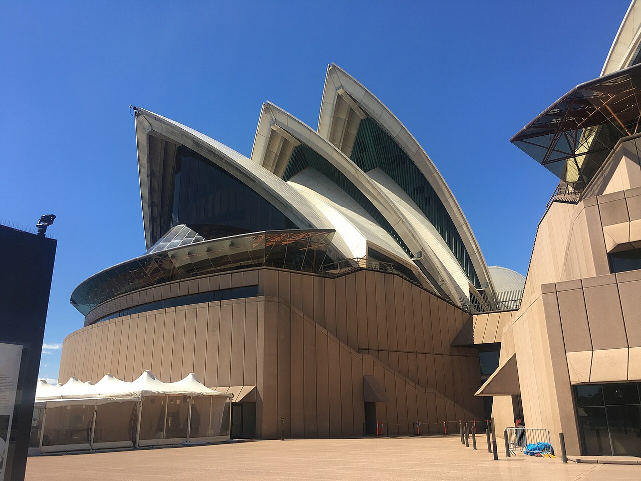 Opéra de Sydney vu de l’extérieur Opéra de Sydney et ses célèbres voiles blanches au bord de la baie