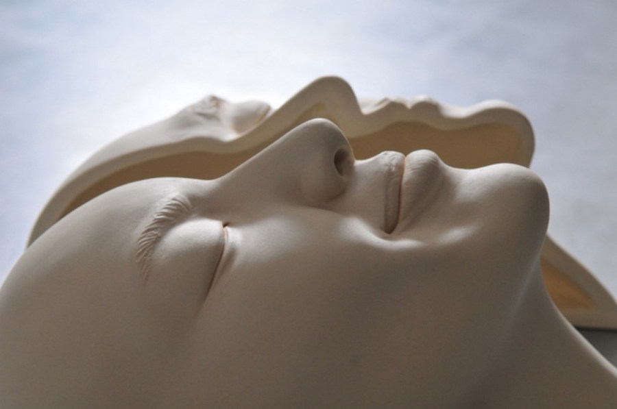 Les sculptures de visages de porcelaine tordus de Johnson Tsang Les sculptures de visages de porcelaine tordus de Johnson Tsang 13 Les sculptures de visages de porcelaine tordus de Johnson Tsang 12