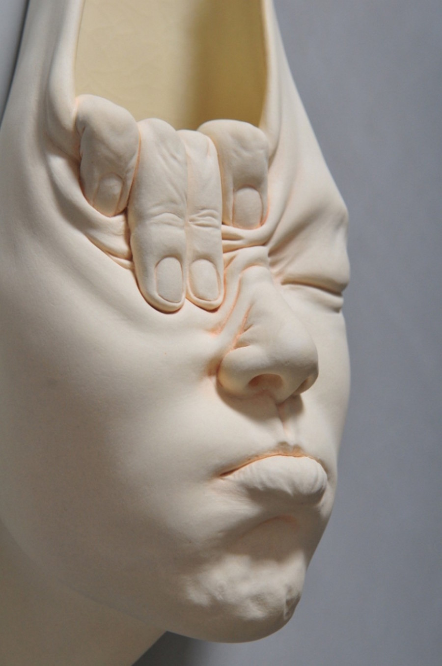 Les sculptures de visages de porcelaine tordus de Johnson Tsang Les sculptures de visages de porcelaine tordus de Johnson Tsang 3 Les sculptures de visages de porcelaine tordus de Johnson Tsang 3
