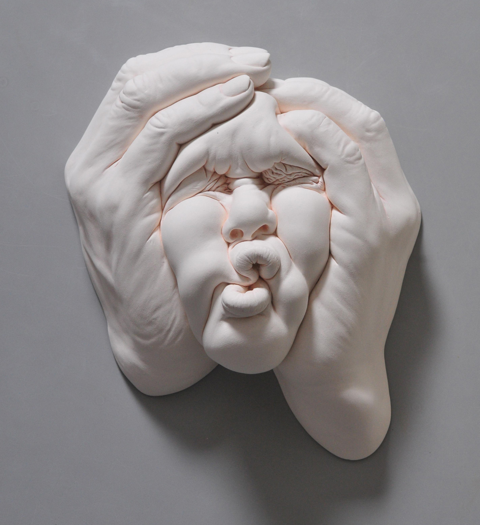 Les sculptures de visages de porcelaine tordus de Johnson Tsang Lucid Dream II de nouveaux visages tordus en porcelaine par Johnson Tsang 4 Lucid-Dream-II-de-nouveaux-visages-tordus-en-porcelaine-par-Johnson-Tsang-