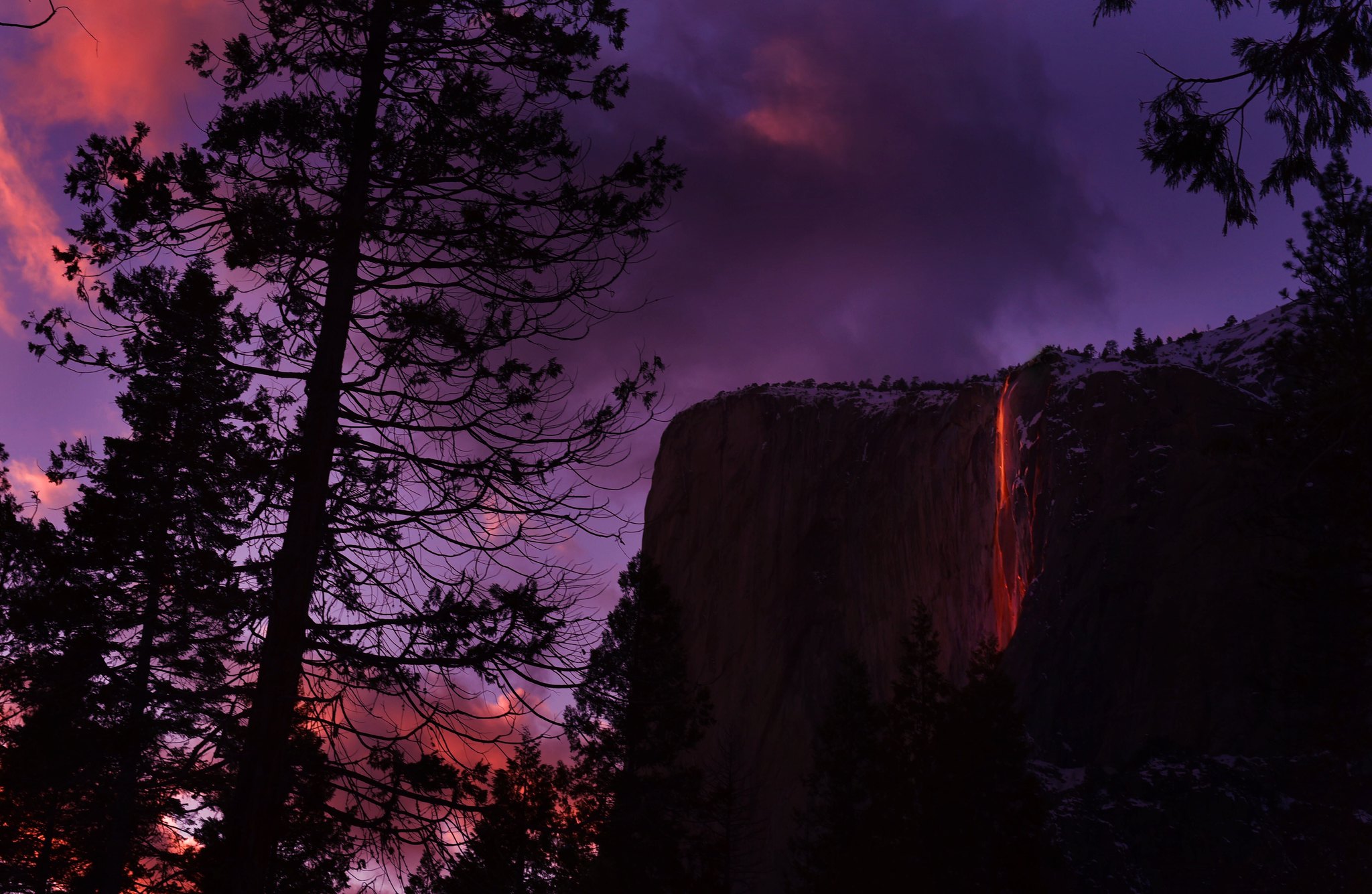 Yosemite Firefall - une rare cascade de feu dans le Yosemite National Park Yosemite Firefall une rare cascade de feu dans le Yosemite National Park 10 1 Yosemite-Firefall-une-rare-cascade-de-feu-dans-le-Yosemite-National-Park-10