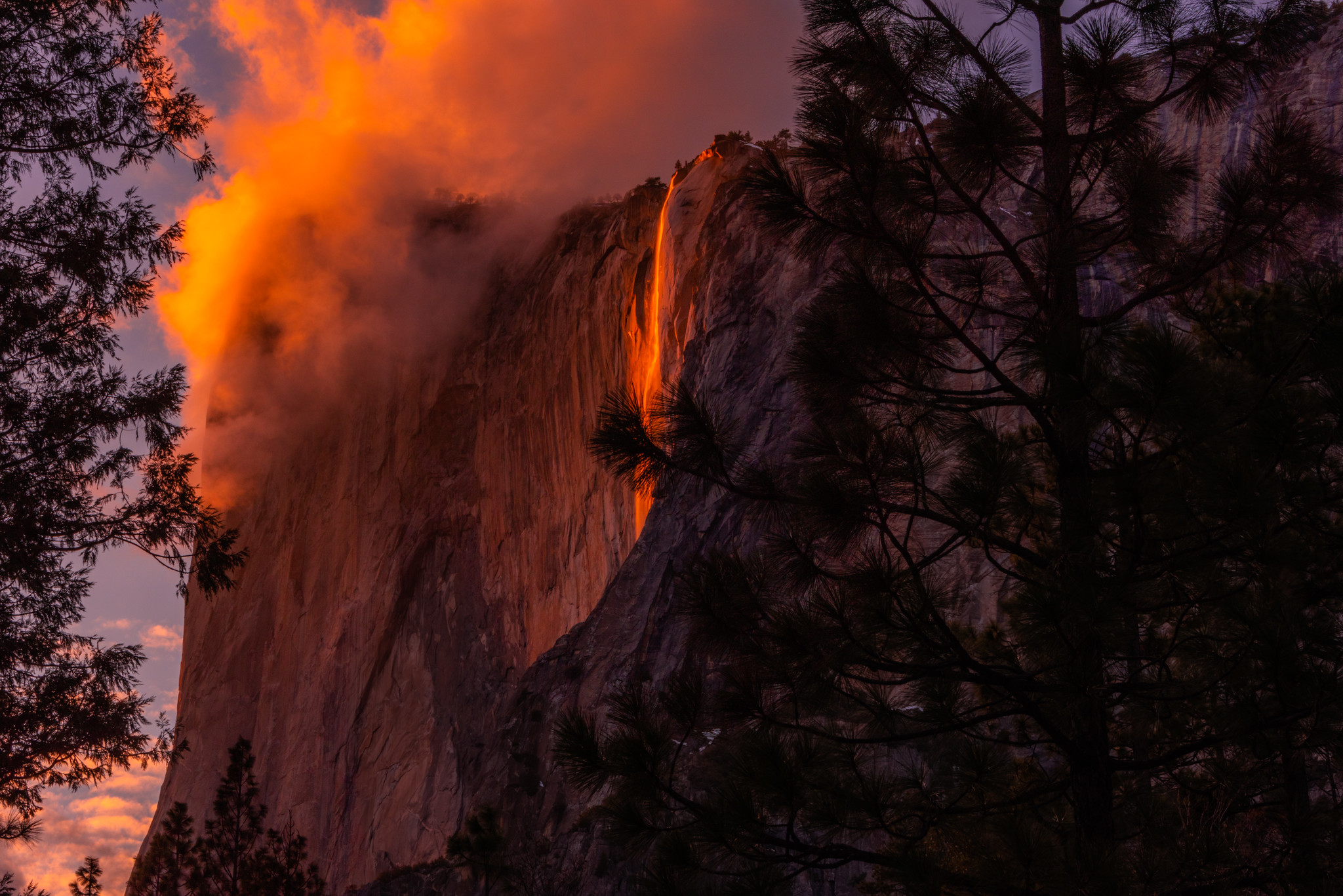 Yosemite Firefall - une rare cascade de feu dans le Yosemite National Park Yosemite Firefall une rare cascade de feu dans le Yosemite National Park 11 Yosemite-Firefall-une-rare-cascade-de-feu-dans-le-Yosemite-National-Park-11
