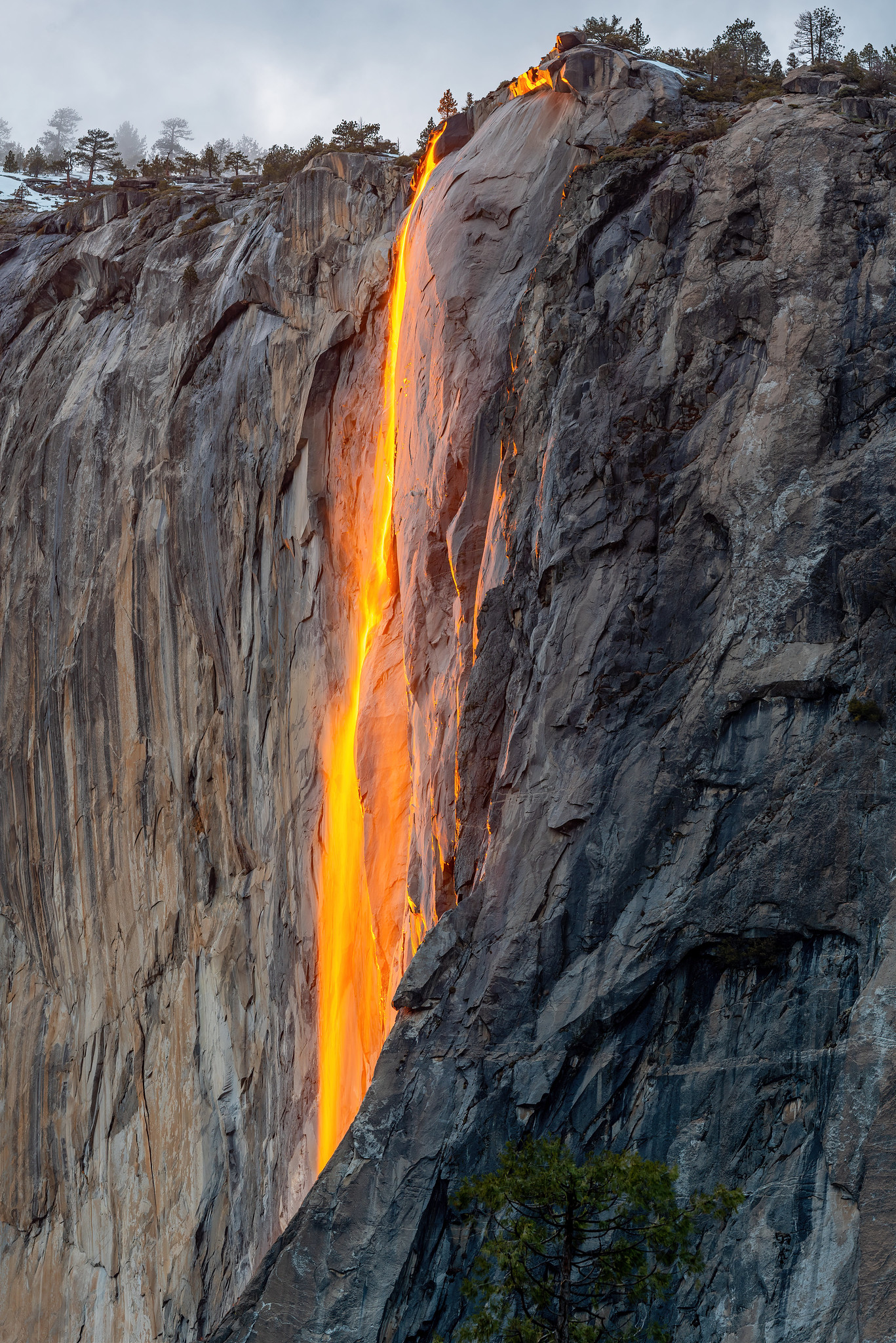 Yosemite Firefall - une rare cascade de feu dans le Yosemite National Park Yosemite Firefall une rare cascade de feu dans le Yosemite National Park 2 1 Yosemite-Firefall-une-rare-cascade-de-feu-dans-le-Yosemite-National-Park-2