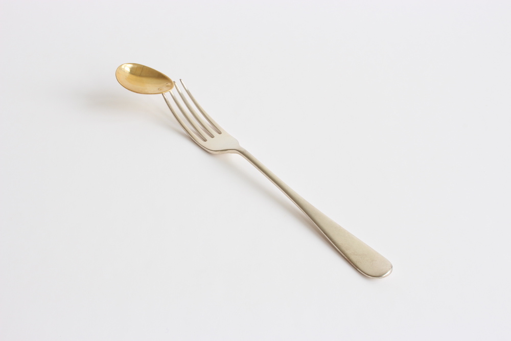 Des couverts insolites et expérimentaux qui défient leur usage traditionnel des couverts insolites et experimentaux qui defient leur usage traditionnel 2 Des couverts insolites et expérimentaux qui défient leur usage traditionnel - fourchette cuillère