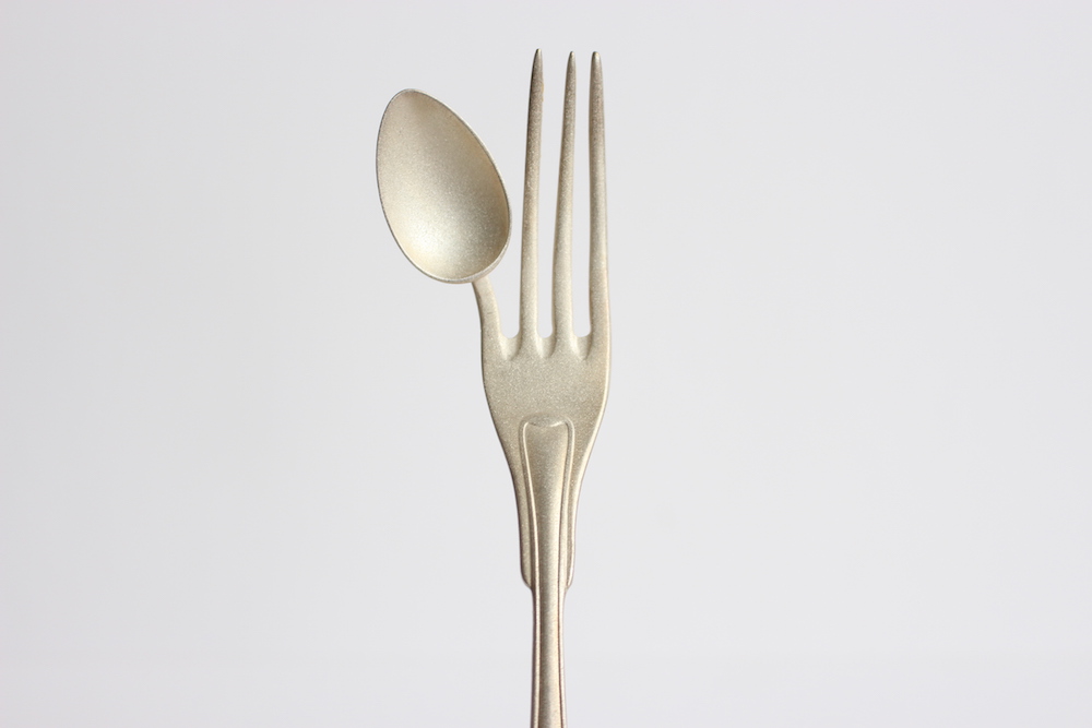 Des couverts insolites et expérimentaux qui défient leur usage traditionnel des couverts insolites et experimentaux qui defient leur usage traditionnel 4 Des couverts insolites et expérimentaux qui défient leur usage traditionnel - fourchette cuillère