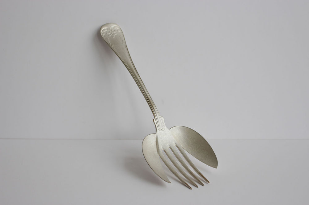 Des couverts insolites et expérimentaux qui défient leur usage traditionnel des couverts insolites et experimentaux qui defient leur usage traditionnel 9 Des couverts insolites et expérimentaux qui défient leur usage traditionnel - fourchette cuillère