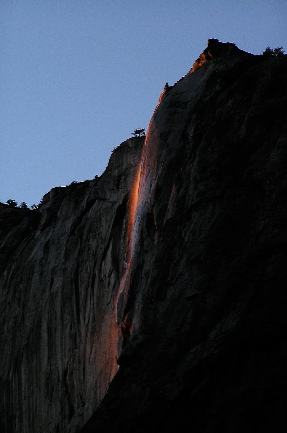 Horsetail Fall illuminée en février 2007 à Yosemite Horsetail Fall transformée en cascade de feu au coucher du soleil dans le parc national de Yosemite en février 2007