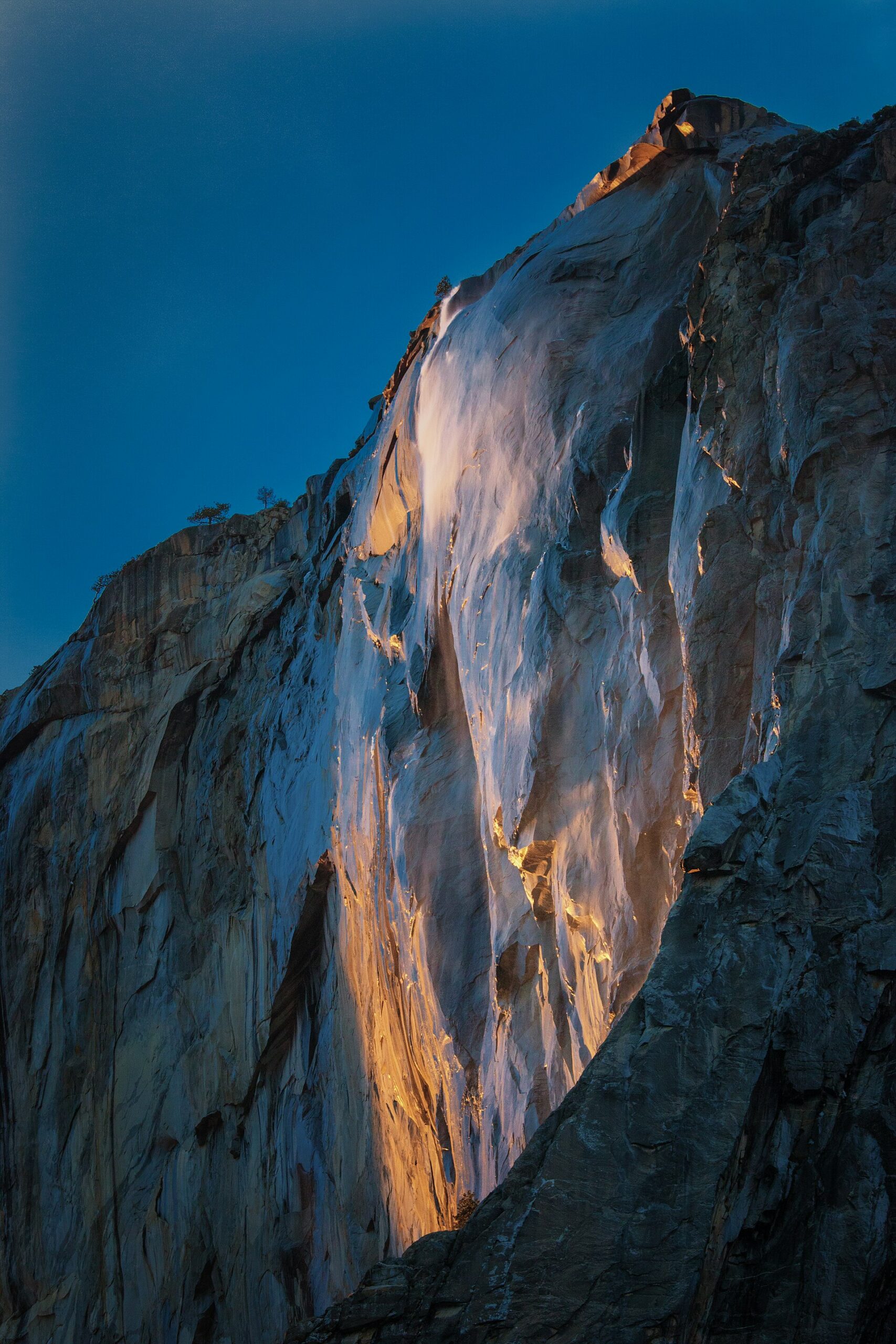 Yosemite Firefall, la cascade de feu de Horsetail Fall Yosemite Firefall, cascade de feu orange illuminée par le soleil couchant sur la falaise d'El Capitan