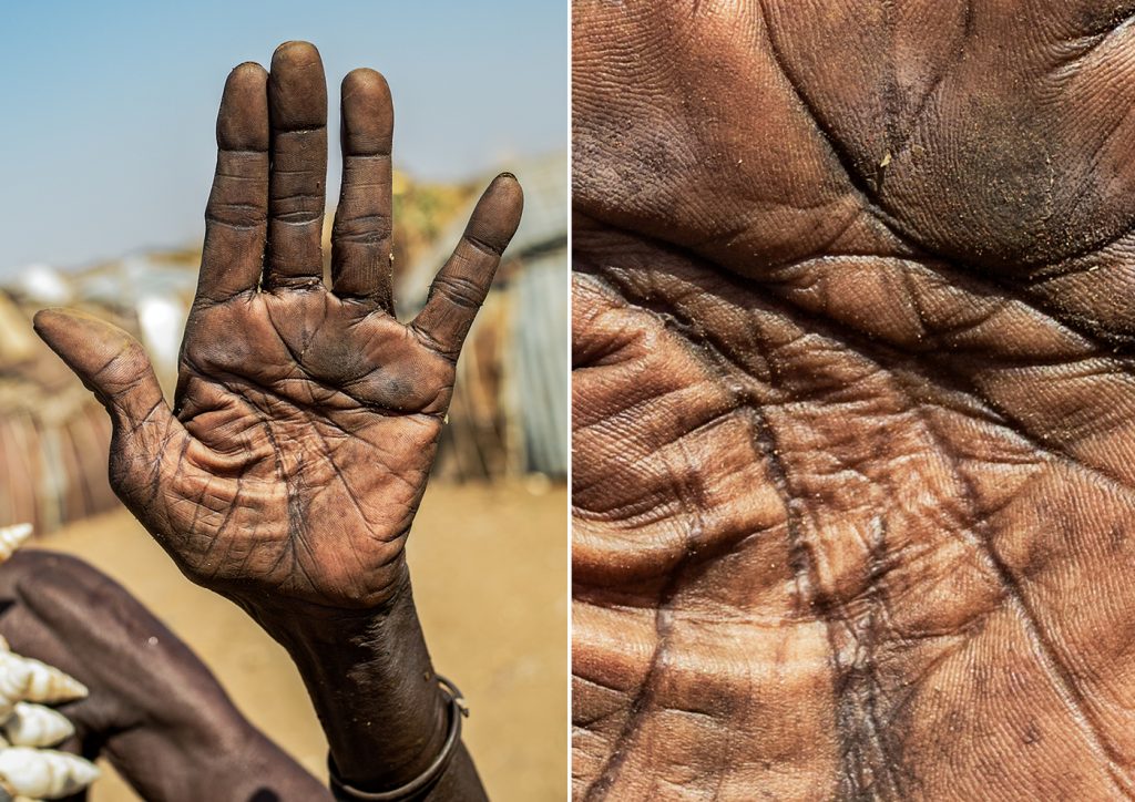 Des portraits de paumes de mains pour illustrer la vie des gens Des portraits de paumes de mains pour illustrer la vie des gens omar reda 4 femme agee Des-portraits-de-paumes-de-mains-pour-illustrer-la-vie-des-gens-omar-reda-4-femme-agee