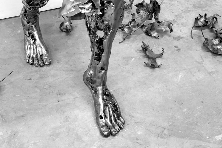 Les sculptures qui explorent la mortalité de Regardt van der Meulen Les sculptures qui explorent l mortalite de Regardt van der Meulen 3 Les-sculptures-qui-explorent-l-mortalite-de-Regardt-van-der-Meulen-3 Weathered