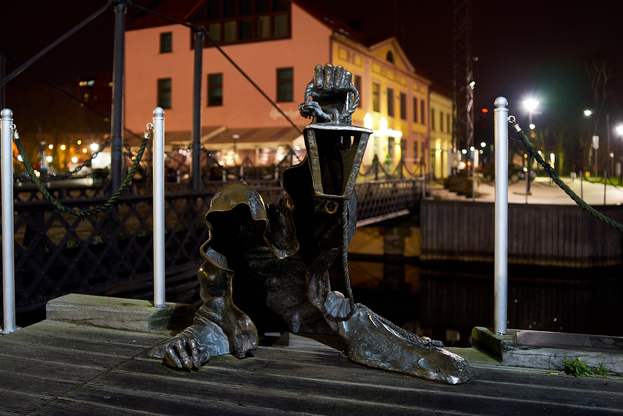 The Black Ghost - la statue du fantôme noir de Klaipeda The Black Ghost la statue du fantome noir de Klaipeda 1 1 The-Black-Ghost-la-statue-du-fantome-noir-de-Klaipeda-1-1