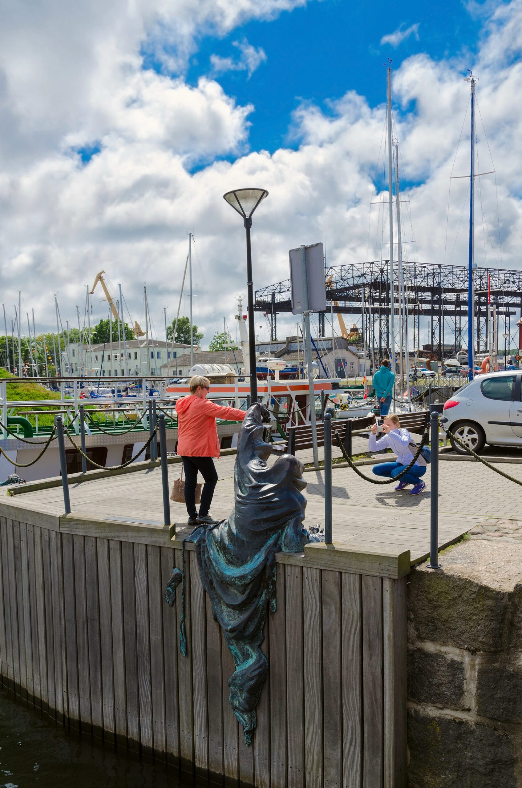The Black Ghost - la statue du fantôme noir de Klaipeda The Black Ghost la statue du fantome noir de Klaipeda 5 scaled The-Black-Ghost-la-statue-du-fantome-noir-de-Klaipeda-5